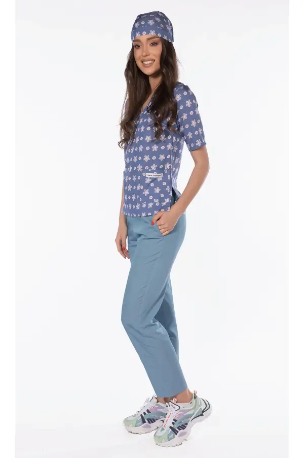 Costum medical dama, Laura Olteanu, bluza-pantalon-bandana, bleu cu roz