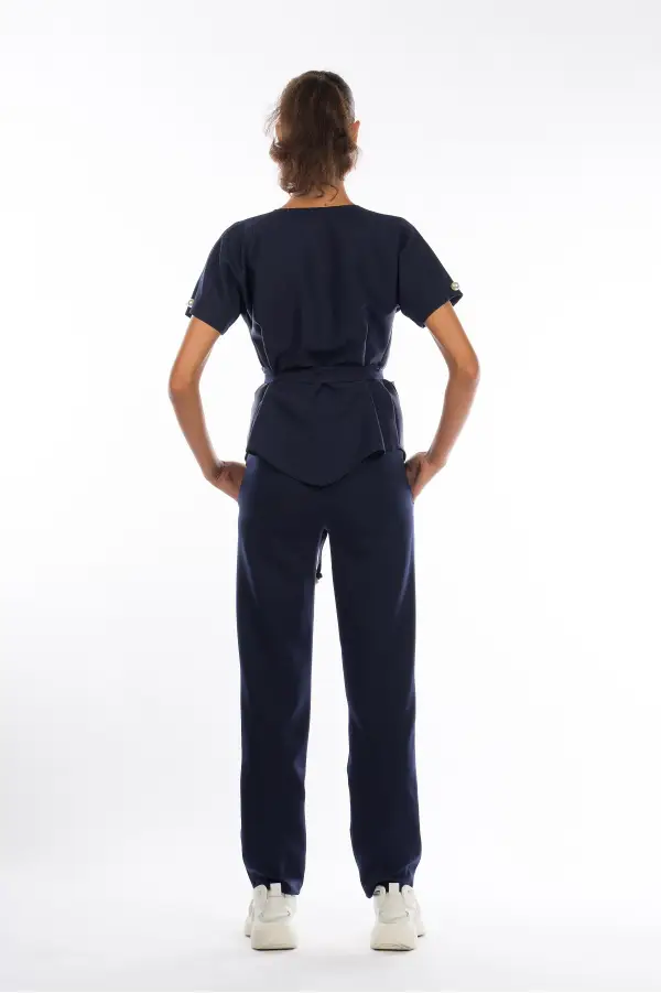 Uniforma medicala dama, Laura Olteanu, bluza petrecuta-pantaloni, bleumarin