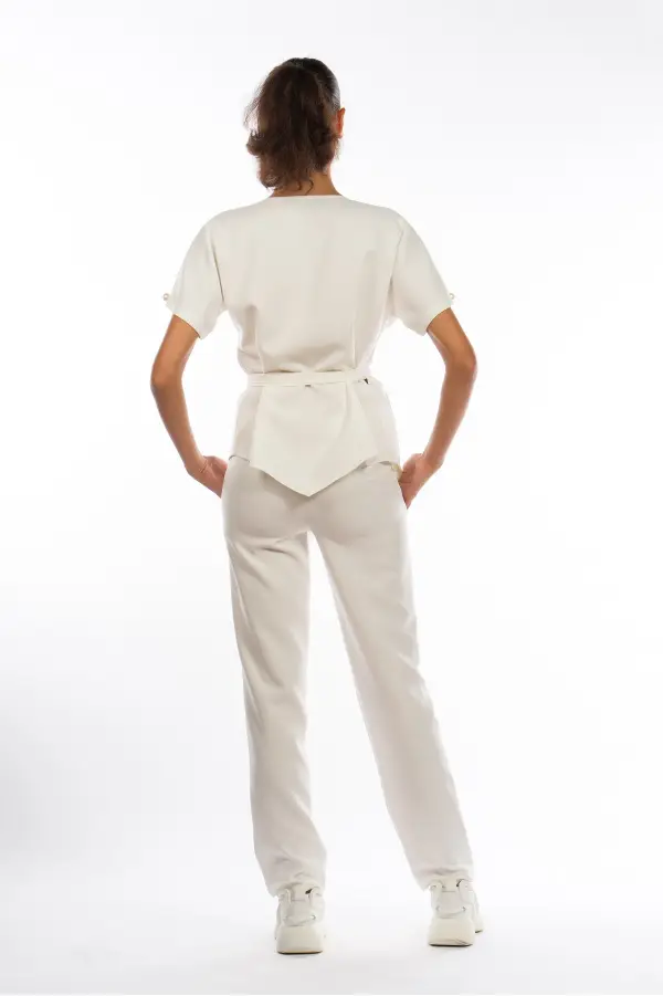 Uniforma medicala dama, Laura Olteanu, bluza petrecuta-pantaloni, alba ecru