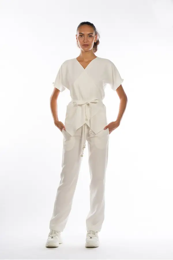 Uniforma medicala dama, Laura Olteanu, bluza petrecuta-pantaloni, alba ecru